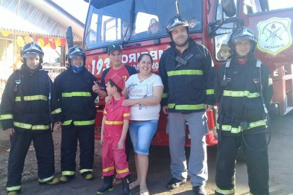CAÇADOR: Bombeiros Voluntários realizaram surpresa para menino. 0