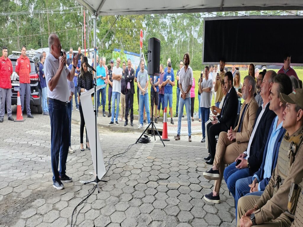 Presidente da ABVESC, Ivan Frederico Hudler faz discurso segurando o microfone na frente de um público.